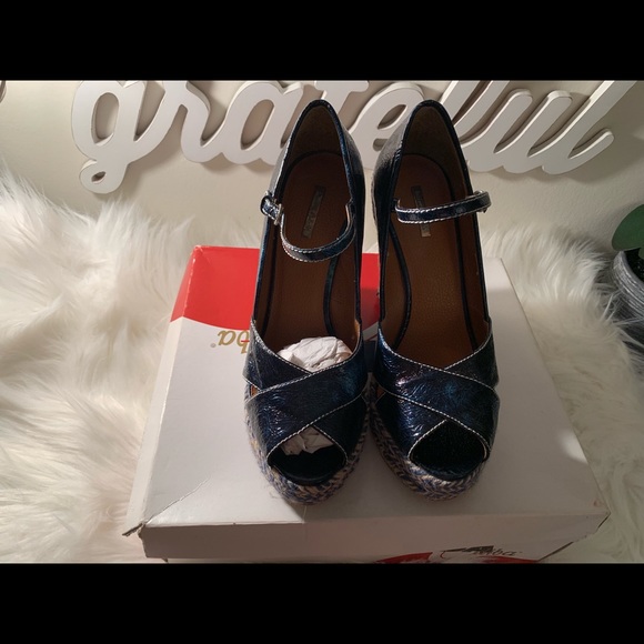 Shoe - Picture 4 of 7